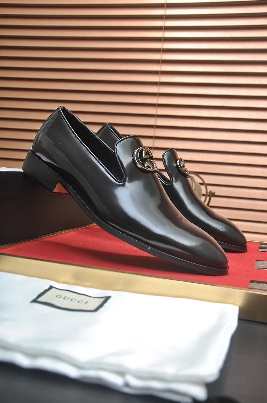 Men's shoes💰500💶Italy's top luxury men's shoe giant (GUCCI) (Gucci) (full cowhide lining) new arrival🍃Original European style🔰 Pleasant to the eye😍In order to make the shoes more durable and non-deformable🌀The production continues to follow traditional methods but there is still no lack of innovation💪Choose original sheepskin for the leather♻️ Smooth and natural And extra bright ⭐Made of imported cowhide, the first choice of rich people 38-45 (45 customized)